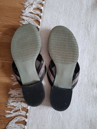 Sandalias planas de piel con detalle plateado