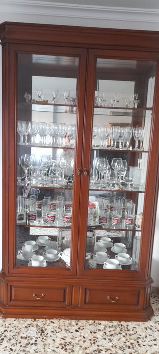 Recibidor, mesa con 6 sillas y vitrina