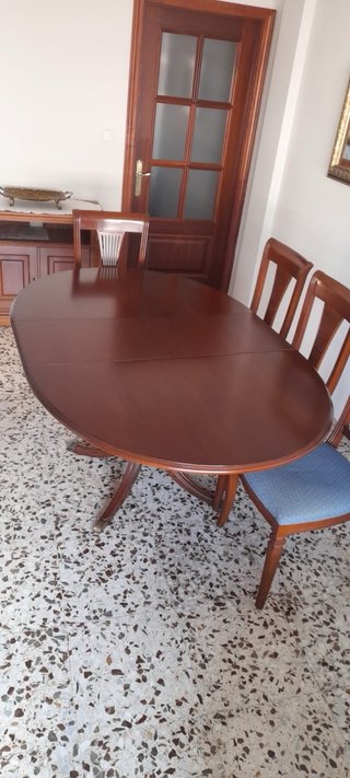 Recibidor, mesa con 6 sillas y vitrina