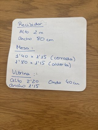 Recibidor, mesa con 6 sillas y vitrina