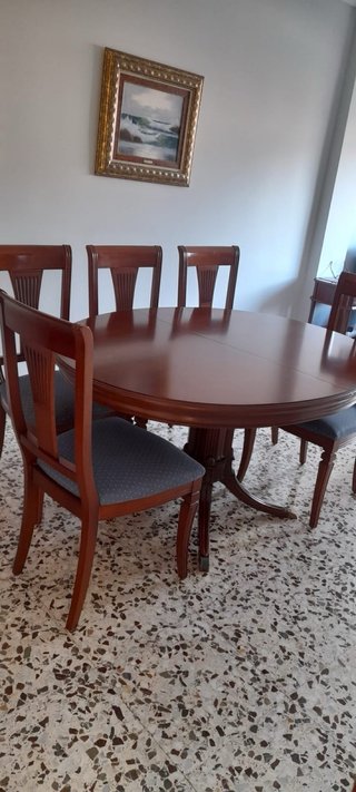 Recibidor, mesa con 6 sillas y vitrina