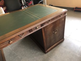 Escritorio de madera con tapa de piel verde