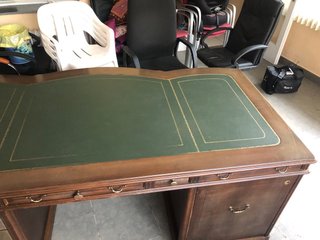 Escritorio de madera con tapa de piel verde