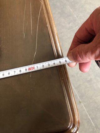 Escritorio de madera con tapa de piel verde