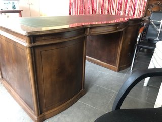 Escritorio de madera con tapa de piel verde