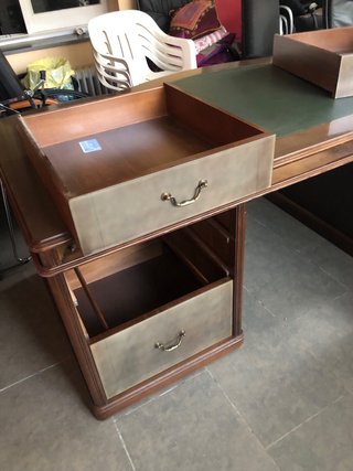 Escritorio de madera con tapa de piel verde
