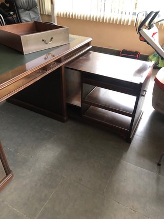 Escritorio de madera con tapa de piel verde