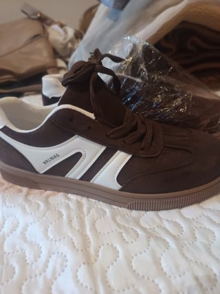 Zapatillas marrones unisex talla 42
