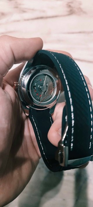 Omega Reloj Negro y Plateado