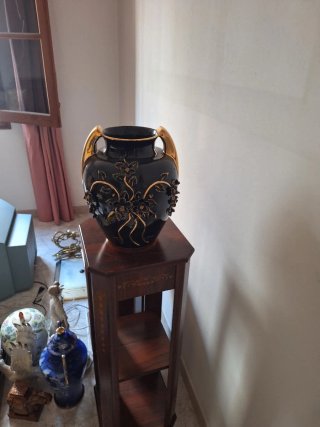 Jarrón negro con detalles dorados