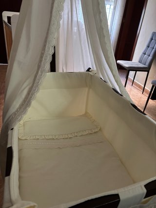 Minicuna con dosel y detalles de encaje