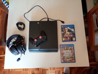 PS4 con mando, cascos y 2 juegos