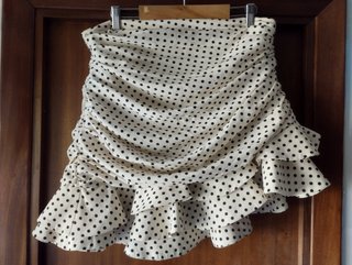 Falda Zara lunares volantes corta