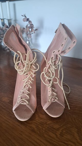 Botines tacón fiesta rosas.