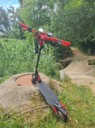 Patinete Eléctrico Negro y Rojo