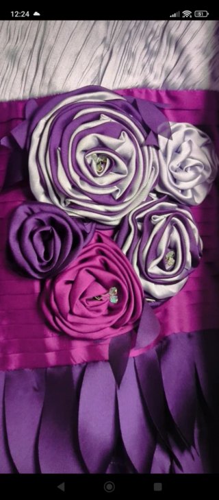 Vestido para eventos morado con flores