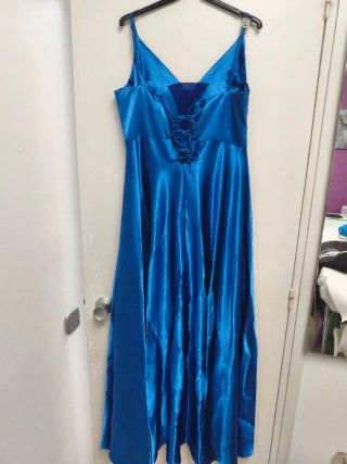 Vestido de fiesta azul satinado