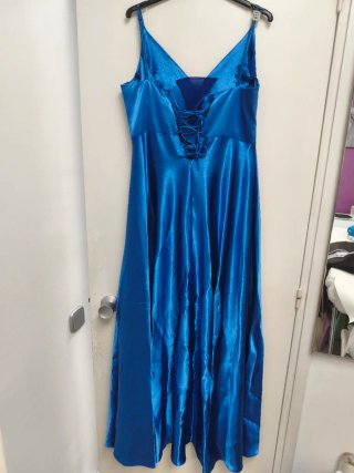 Vestido de fiesta azul satinado