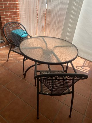 Mesa redonda de hierro/cristal, 4 sillas de hierro