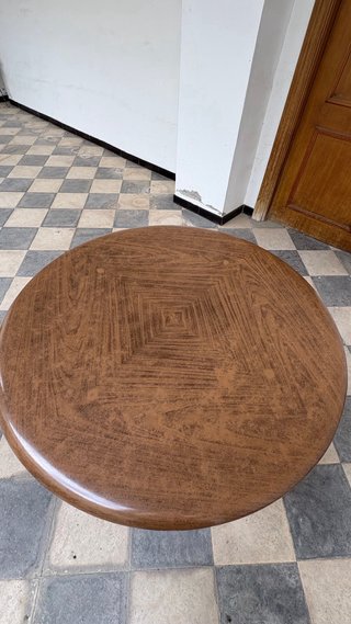 Mesa redonda de madera