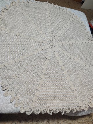 Mantel redondo crochet beige hecho a mano