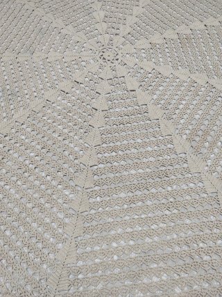 Mantel redondo crochet beige hecho a mano