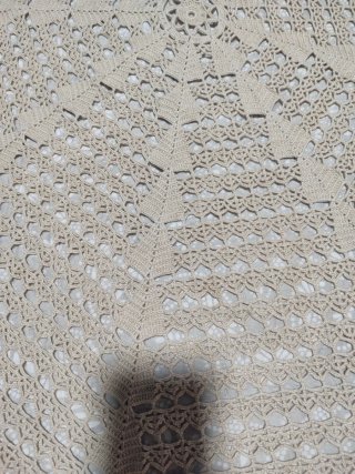 Mantel redondo crochet beige hecho a mano