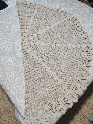 Mantel redondo crochet beige hecho a mano