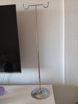 Exhibidor de bolsos plateado