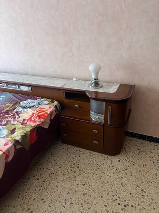 Cama de matrimonio con mesita