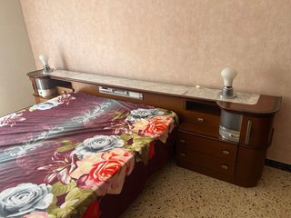 Cama de matrimonio con mesita