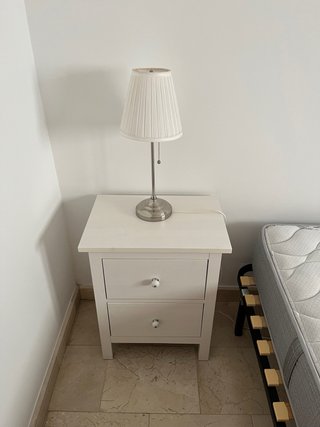 Cama 135cm con somier y mesillas