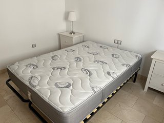 Cama 135cm con somier y mesillas
