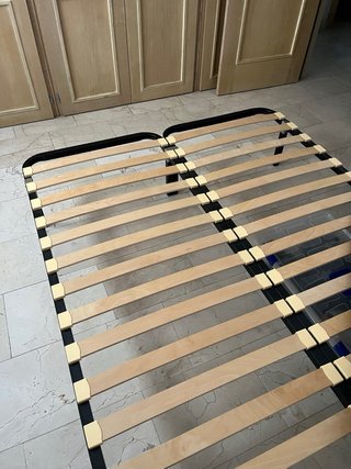 Cama 135cm con somier y mesillas