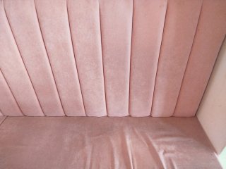 Sofá rosa de terciopelo