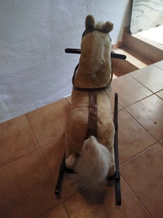 Caballito de peluche con balancín