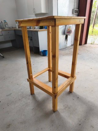 Mesa alta de madera