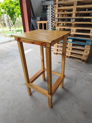 Mesa alta de madera