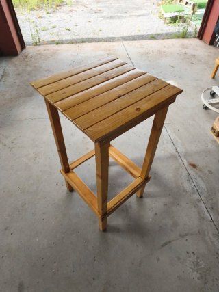 Mesa alta de madera