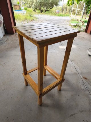 Mesa alta de madera