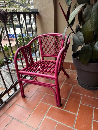 Silla exterior rosa con cojín