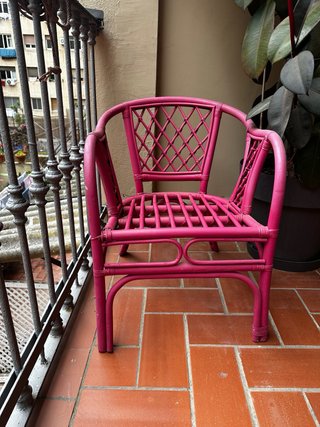 Silla exterior rosa con cojín