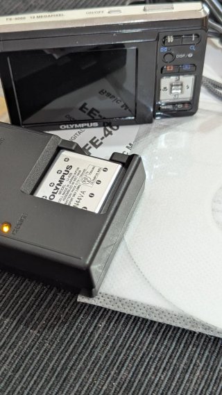 Cámara Olympus  Cargador Batería y cables