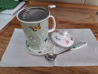 Tisaniera con coperchio, piattino e cucchiaino