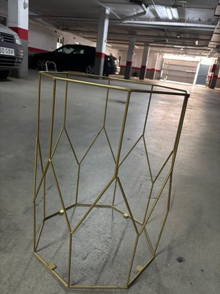 Mesa metálica dorada.