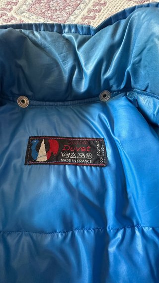 Chaqueta de plumas azul brillante,