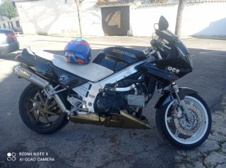 Honda VFR 750 F Negra y Dorada