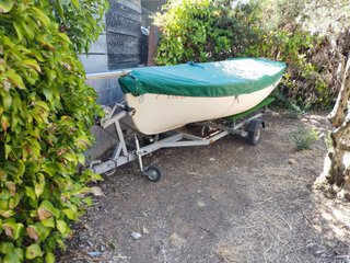 Velero con motor y remolque