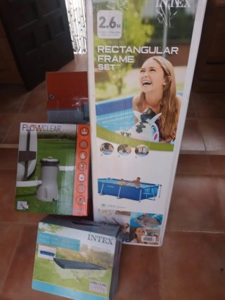 Piscina desmontable Intex con depuradora y cubre.
