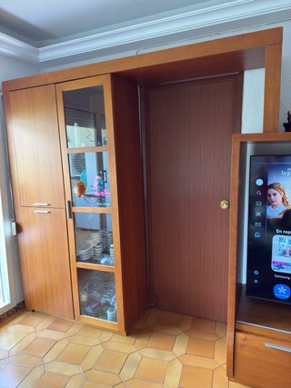 Mueble TV salón con vitrina madera y cristal